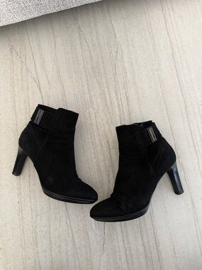 Excellent condition Aquatalia Rochelle Suede Boot,classic ankle size 6